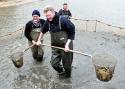 Umweltminister Huber besucht Haider Fischbauern